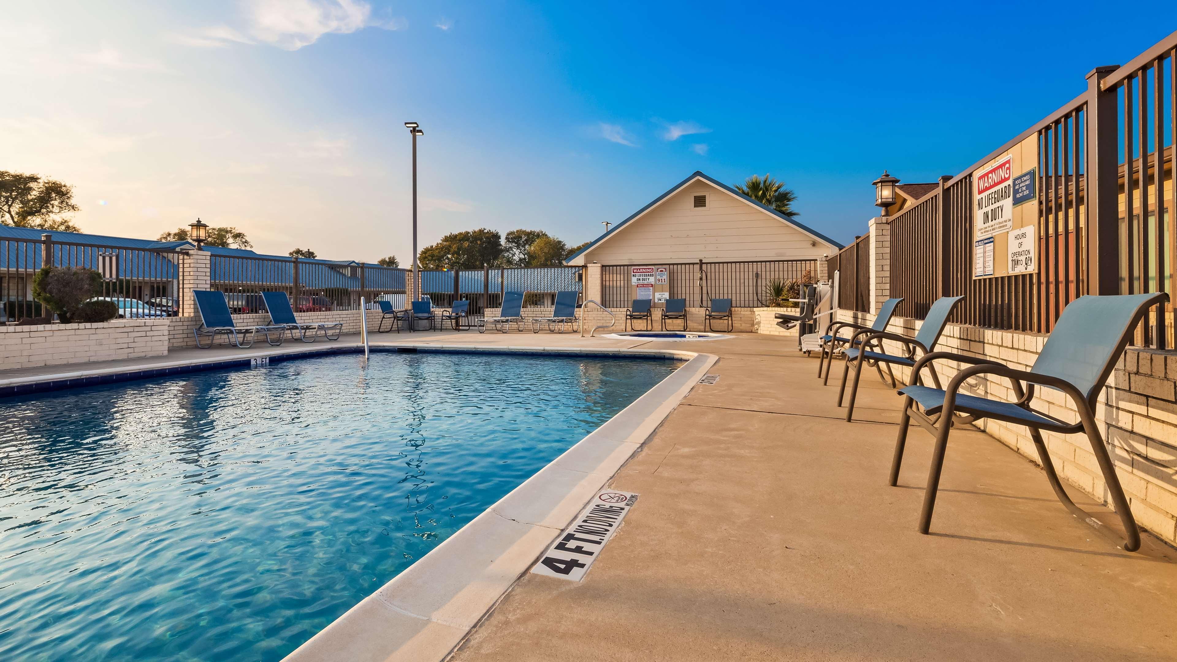 Best Western Regency Inn & Suites Gonzales Exteriör bild