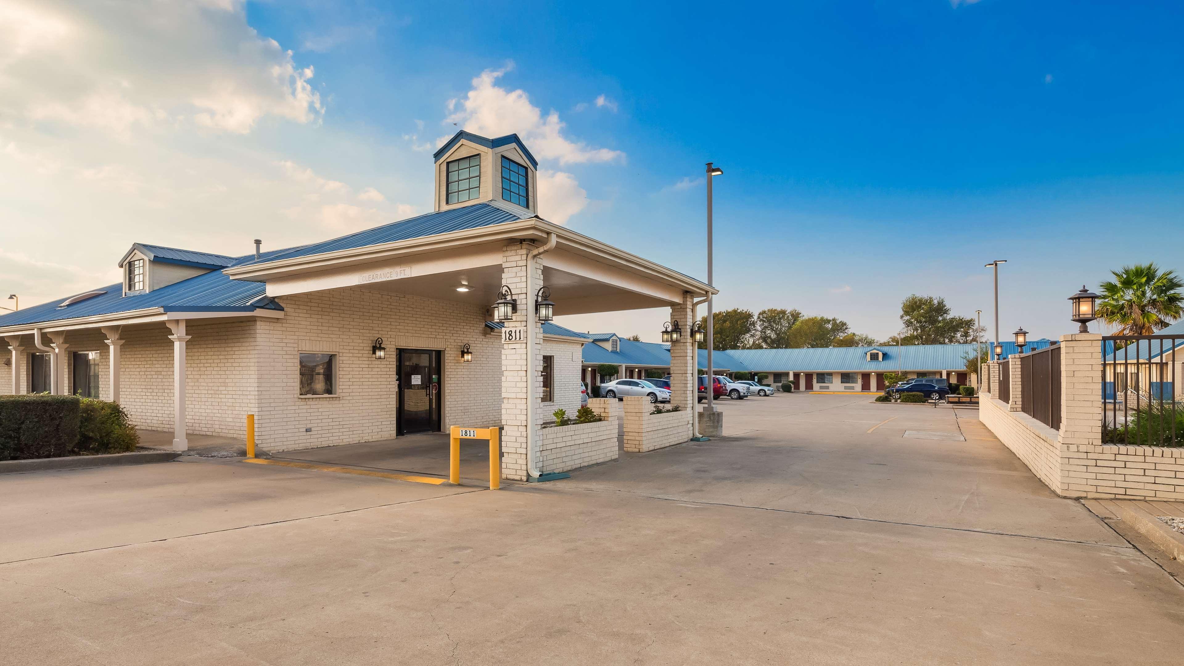 Best Western Regency Inn & Suites Gonzales Exteriör bild
